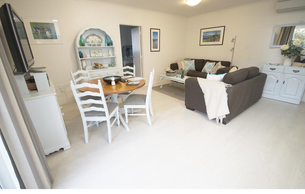 Castlewood CottageCompany Bay エクステリア 写真